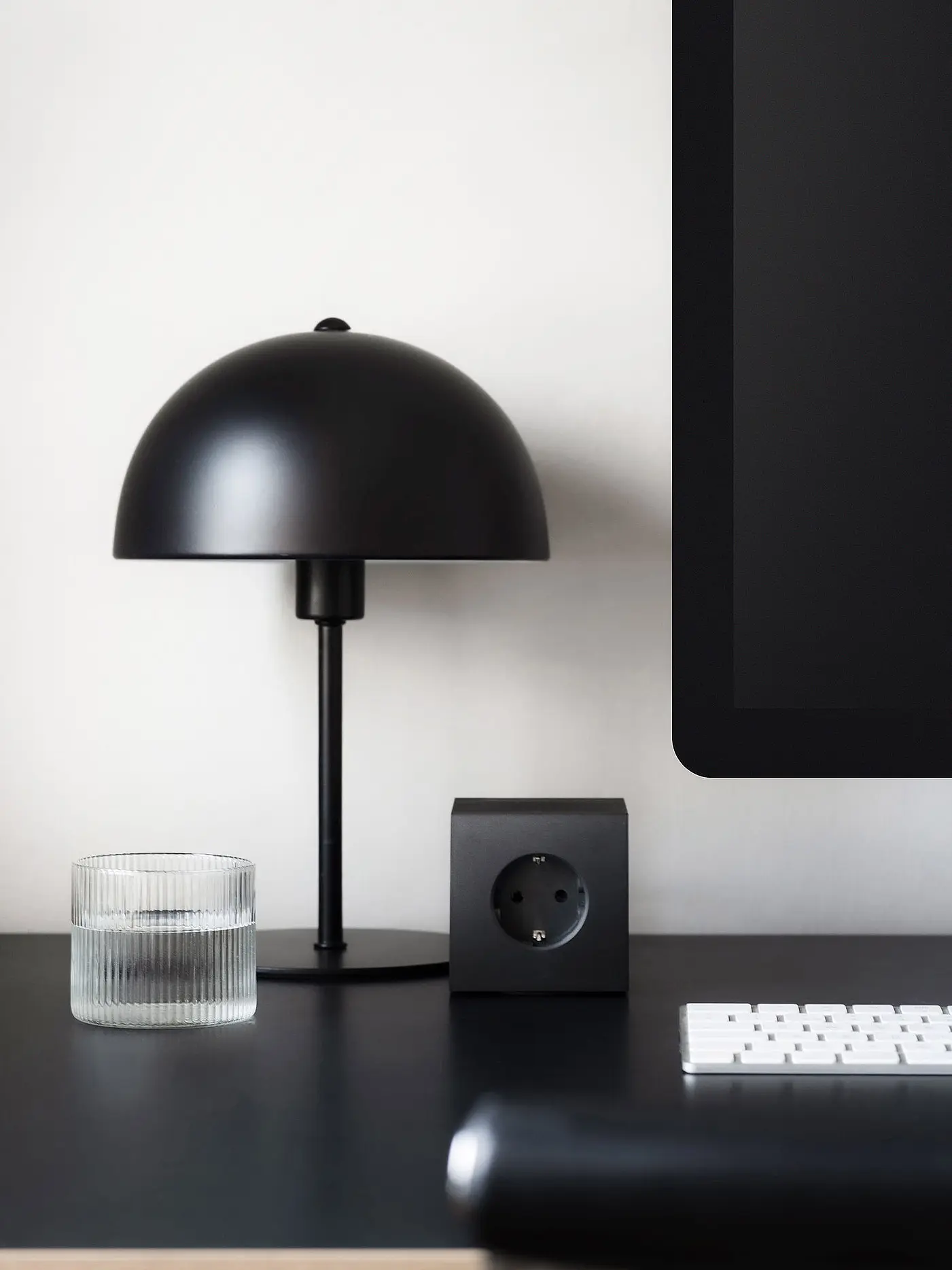 AVOLT | Mehrfachsteckdose Square 1 F 1.8MT Stockholm Black | 
